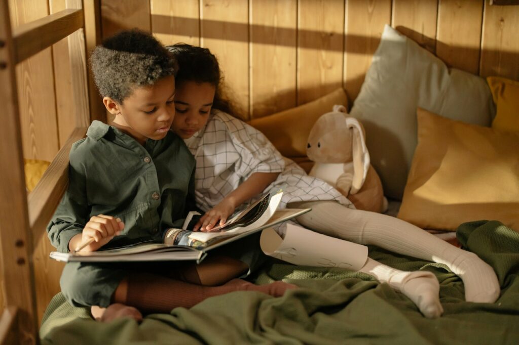 Kinder lesen gemeinsam auf dem Bett Hochbetten Kinder Ein ganz besonderer Ort für die Kleinen