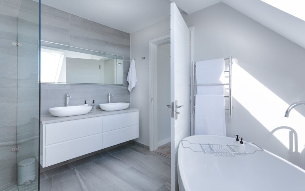 Badezimmer weiß hell Reinigung Badezimmer putzen Reihenfolge So funktioniert es!